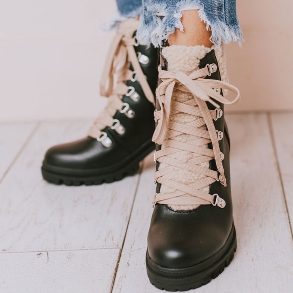 Black Sherpa lace up chunky lug sole shearling boot - Picture 8 of 9